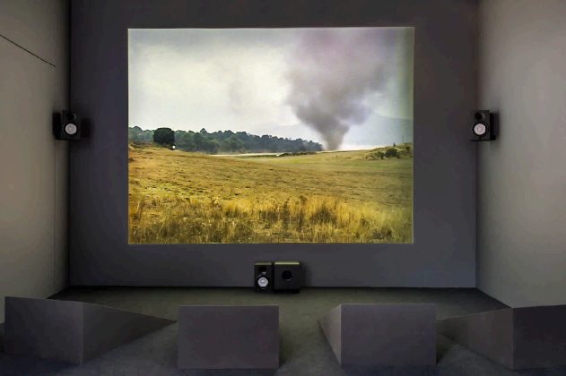 Céu-eclipse: uma convocação poética em aberto