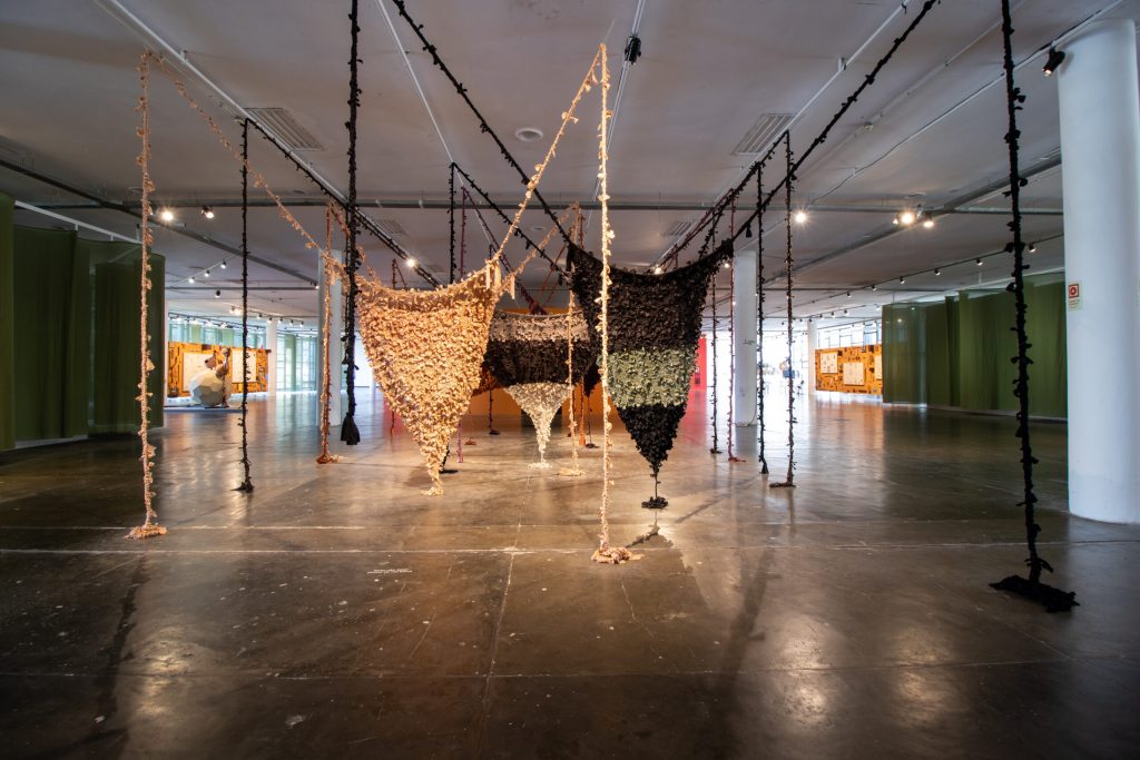 A Trama do Agora: Lorena Bruno e a Arte Têxtil