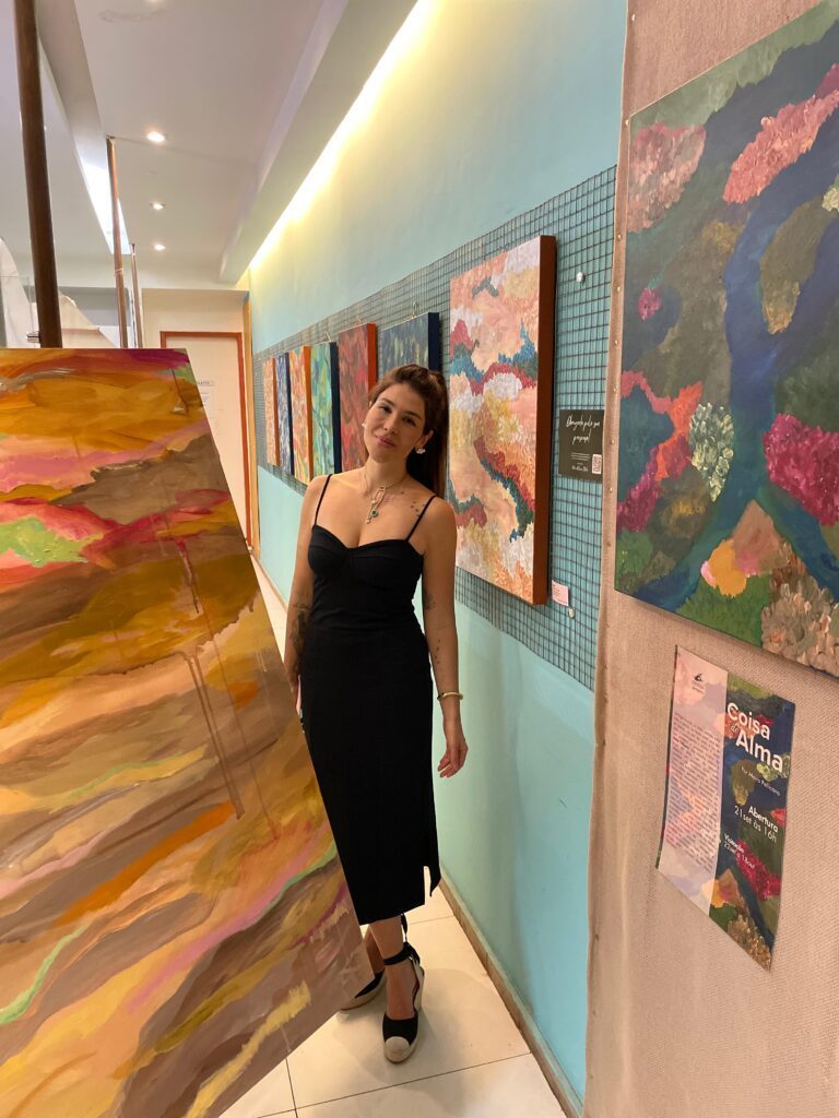 A pintura abstrata cura a mente e liberta emoções em cores puras