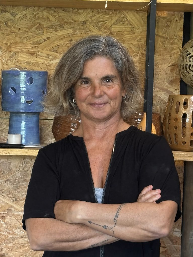 A interseção entre matéria, vazios e luz na cerâmica contemporânea